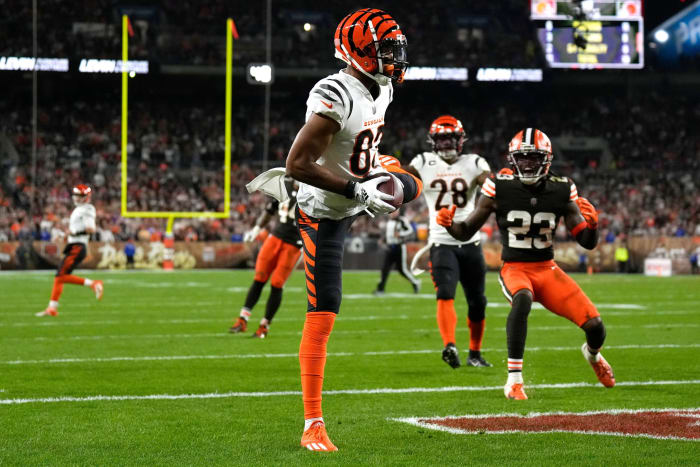 Cincinnati Bengals wide receiver Tyler Boyd (83) catches a touchdown pass in the third quarter during an NFL Week 8 game against the Cleveland Browns, Monday, Oct. 31, 2022, at FirstEnergy Stadium in Cleveland. Nfl Cincinnati Bengals At Cleveland Browns Oct 31 0032